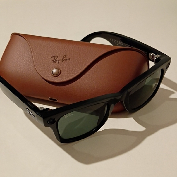 Ray-Ban Meta Wayfarer Gloss Black Sunglasses with Brown Charging Case. Brand NEW - Picture 1 of 8